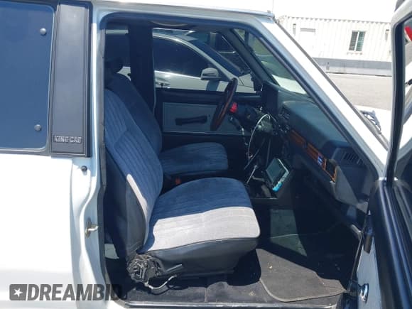 ✅ 1986 Nissan 720 • VIN: JN6ND06S6GW109456 • Lot: 42944828. Wystawiony na IAAI z przebiegiem 137 049 mil. Bezpłatny archiwum sprzedaży aukcyjnych z USA i szczegółowy raport historii pojazdu na DreamBid. Zdjęcie 5.