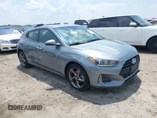 2019 Hyundai Veloster Premium z VIN KMHTG6AF5KU017950, wystawiony jako IAAI lot #42611554 z przebiegiem 105 396 mil mil oraz . Historia ofert i sprzedaży dostępna na DreamBid. Obrazek 1.