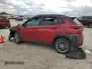 2020 Hyundai Kona SEL z VIN KM8K22AA9LU526593, wystawiony jako Copart lot #46575263 z przebiegiem 47 903 mil mil oraz . Historia ofert i sprzedaży dostępna na DreamBid. Obrazek 2.