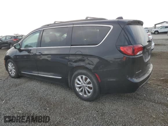 ✅ 2017 Chrysler Pacifica Touring L • VIN: 2C4RC1BG9HR691528 • Лот: 92354295. Опубликован ранее на Copart с пробегом 130 712 миль. Бесплатный доступ к архиву аукционных продаж из США и подробный отчёт об истории автомобиля на DreamBid. Изображение 2.