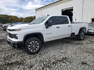 ✅ 2024 Chevrolet Silverado 2500HD Custom • VIN: 1GC4YMEY7RF468334 • Lot: 85898955. Wystawiony na Copart z przebiegiem 4 955 mil. Bezpłatny archiwum sprzedaży aukcyjnych z USA i szczegółowy raport historii pojazdu na DreamBid. Zdjęcie 1.