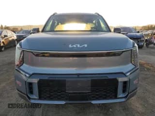 ✅ 2024 Kia EV9 GT-Line • VIN: KNDAEFS52R6023565 • Lot: 88244235. Wystawiony na Copart z przebiegiem 6 131 mil. Bezpłatny archiwum sprzedaży aukcyjnych z USA i szczegółowy raport historii pojazdu na DreamBid. Zdjęcie 5.