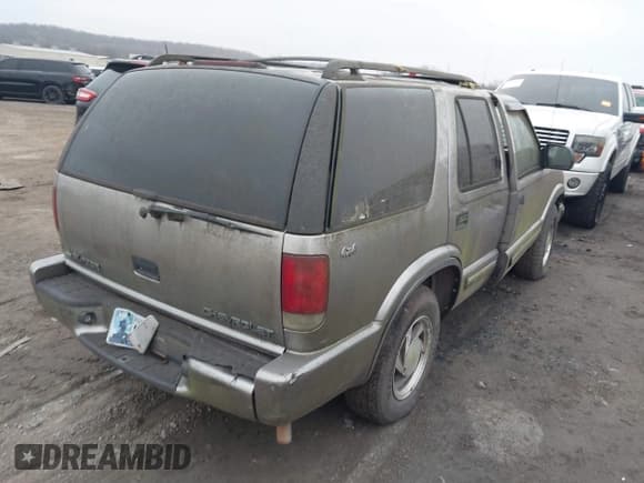 ✅ 2000 Chevrolet Blazer LT • VIN: 1GNDT13WXY2214421 • Lot: 41525220. Wystawiony na IAAI z przebiegiem Nie podano. Bezpłatny archiwum sprzedaży aukcyjnych z USA i szczegółowy raport historii pojazdu na DreamBid. Zdjęcie 4.