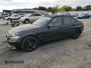 2014 BMW 3 Series 328i z VIN WBA3C1C55EK106504, wystawiony jako Copart lot #81234125 z przebiegiem 130 103 mil mil oraz Czysty tytuł • Clean title. Historia ofert i sprzedaży dostępna na DreamBid. Obrazek 1.