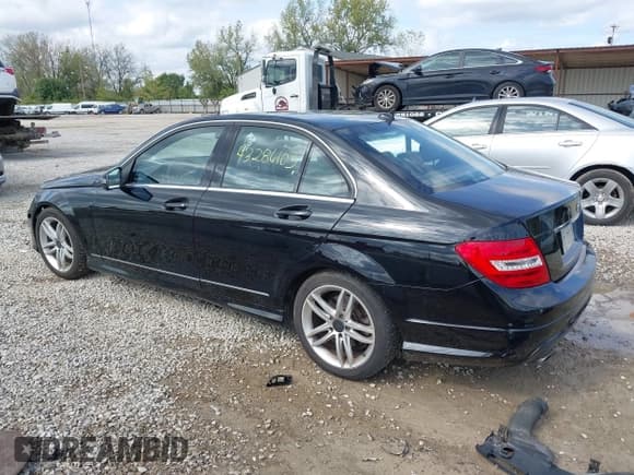 ✅ 2012 Mercedes-Benz C 300 Sport • VIN: WDDGF8BB6CR207668 • Lot: 43286103. Wystawiony na IAAI z przebiegiem 133 234 mil. Bezpłatny archiwum sprzedaży aukcyjnych z USA i szczegółowy raport historii pojazdu na DreamBid. Zdjęcie 15.