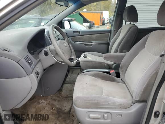 2009 Toyota Sienna LE z VIN 5TDZK23C79S272185, wystawiony jako Copart lot #90288145 z przebiegiem 272 534 mil mil oraz Czysty tytuł • Clean title. Historia ofert i sprzedaży dostępna na DreamBid. Obrazek 7.