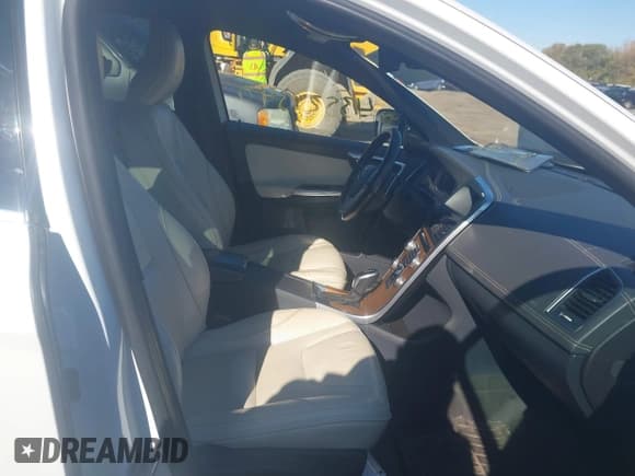 ✅ 2015 Volvo XC60 T6 Platinum • VIN: YV4902RM0F2673843 • Lot: 43529340. Wystawiony na IAAI z przebiegiem 132 704 mil. Bezpłatny archiwum sprzedaży aukcyjnych z USA i szczegółowy raport historii pojazdu na DreamBid. Zdjęcie 5.