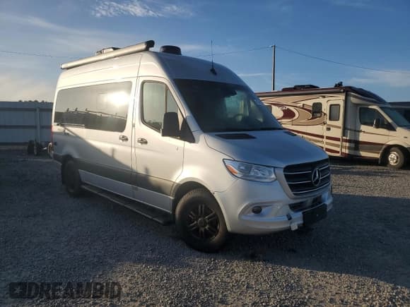 ✅ 2022 Mercedes-Benz Sprinter Cargo • VIN: W1X4EBHY0NP484324 • Лот: 88178105. Опубликован ранее на Copart с пробегом Не указан. Бесплатный доступ к архиву аукционных продаж из США и подробный отчёт об истории автомобиля на DreamBid. Изображение 1.