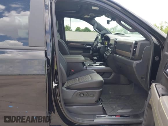 ✅ 2025 Chevrolet Silverado 1500 • VIN: 3GCUKHE84SG100755 • Lot: 43099713. Wystawiony na IAAI z przebiegiem 6 293 mil. Bezpłatny archiwum sprzedaży aukcyjnych z USA i szczegółowy raport historii pojazdu na DreamBid. Zdjęcie 5.