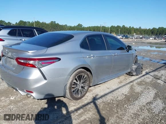 ✅ 2018 Toyota Camry LE • VIN: 4T1B11HKXJU029738 • Lot: 43463629. Wystawiony na IAAI z przebiegiem 89 272 mil. Bezpłatny archiwum sprzedaży aukcyjnych z USA i szczegółowy raport historii pojazdu na DreamBid. Zdjęcie 4.