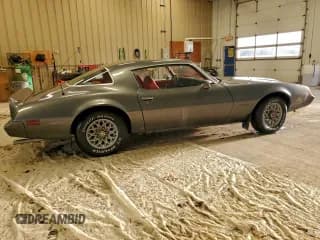 ✅ 1981 Pontiac Firebird • VIN: 1G2AS87A4BN117926 • Lot: 71678445. Wystawiony na Copart z przebiegiem 54 759 mil. Bezpłatny archiwum sprzedaży aukcyjnych z USA i szczegółowy raport historii pojazdu na DreamBid. Zdjęcie 3.