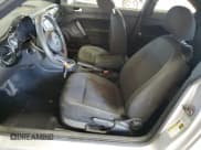 ✅ 2014 Volkswagen Beetle Entry • VIN: 3VWF17AT7EM659056 • Lot: 81663565. Wystawiony na Copart z przebiegiem 129 208 mil. Bezpłatny archiwum sprzedaży aukcyjnych z USA i szczegółowy raport historii pojazdu na DreamBid. Zdjęcie 7.