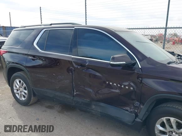 ✅ 2020 Chevrolet Traverse LT Cloth • VIN: 1GNERGKW5LJ238017 • Lot: 43736868. Wystawiony na IAAI z przebiegiem 121 350 mil. Bezpłatny archiwum sprzedaży aukcyjnych z USA i szczegółowy raport historii pojazdu na DreamBid. Zdjęcie 6.