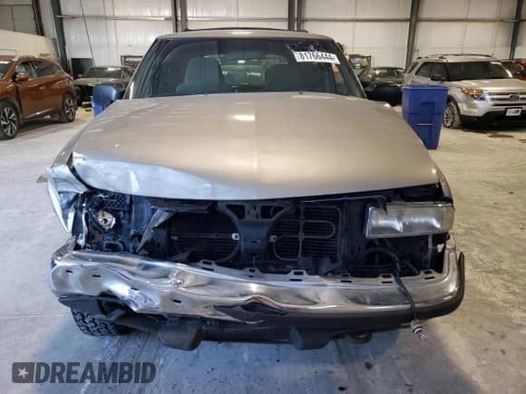 2002 Chevrolet Blazer LS z VIN 1GNDT13WX2K149500, wystawiony jako Copart lot #81766444 z przebiegiem 251 330 mil mil oraz Szkoda całkowita • Salvage title. Historia ofert i sprzedaży dostępna na DreamBid. Obrazek 5.