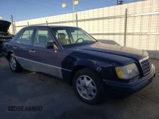 ✅ 1995 Mercedes-Benz E 320 • VIN: WDBEB31E4SC189408 • Lot: 77788744. Wystawiony na Copart z przebiegiem 242 362 mil. Bezpłatny archiwum sprzedaży aukcyjnych z USA i szczegółowy raport historii pojazdu na DreamBid. Zdjęcie 4.