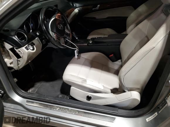 ✅ 2015 Mercedes-Benz C 250 • VIN: WDDGJ4HB7FG388584 • Lot: 84199565. Wystawiony na Copart z przebiegiem 60 102 mil. Bezpłatny archiwum sprzedaży aukcyjnych z USA i szczegółowy raport historii pojazdu na DreamBid. Zdjęcie 7.