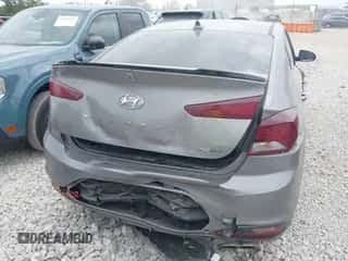 ✅ 2020 Hyundai Elantra Sport • VIN: KMHD04LB3LU019074 • Lot: 43257385. Wystawiony na IAAI z przebiegiem 89 415 mil mil. Skorzystaj z bezpłatnego archiwum sprzedaży aukcyjnych z USA i zobacz szczegółowy raport historii pojazdu na DreamBid. Zdjęcie 6.