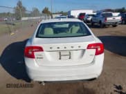 ✅ 2015 Volvo S60 T5 Drive-E Platinum • VIN: YV140MFD6F1310766 • Lot: 43362458. Wystawiony na IAAI z przebiegiem 159 647 mil. Bezpłatny archiwum sprzedaży aukcyjnych z USA i szczegółowy raport historii pojazdu na DreamBid. Zdjęcie 16.