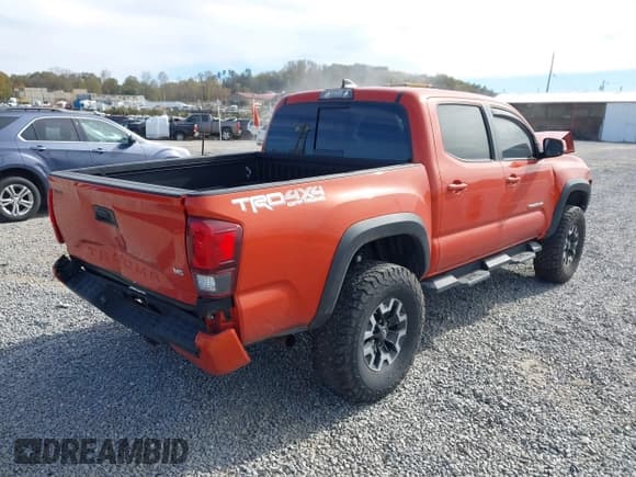 ✅ 2018 Toyota Tacoma TRD Sport • VIN: 5TFCZ5AN3JX155239 • Lot: 43511296. Wystawiony na IAAI z przebiegiem 88 946 mil. Bezpłatny archiwum sprzedaży aukcyjnych z USA i szczegółowy raport historii pojazdu na DreamBid. Zdjęcie 4.