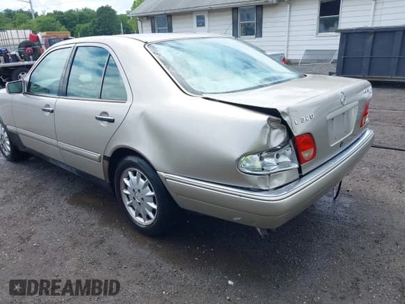 ✅ 1999 Mercedes-Benz E 320 • VIN: WDBJF82H8XX025295 • Lot: 42324650. Listed on IAAI with 97,624 mi. Free auction sales archive from the USA and detailed vehicle history report at DreamBid. Image 3.