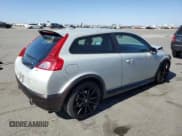 ✅ 2009 Volvo C30 • VIN: YV1MK672492149660 • Лот: 63189315. Опубликован ранее на Copart с пробегом 128 175 миль. Бесплатный доступ к архиву аукционных продаж из США и подробный отчёт об истории автомобиля на DreamBid. Изображение 3.