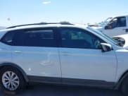 ✅ 2020 Volkswagen Tiguan S • VIN: 3VV1B7AX3LM181486 • Lot: 42228279. Wystawiony na IAAI z przebiegiem 61 901 mil. Bezpłatny archiwum sprzedaży aukcyjnych z USA i szczegółowy raport historii pojazdu na DreamBid. Zdjęcie 13.