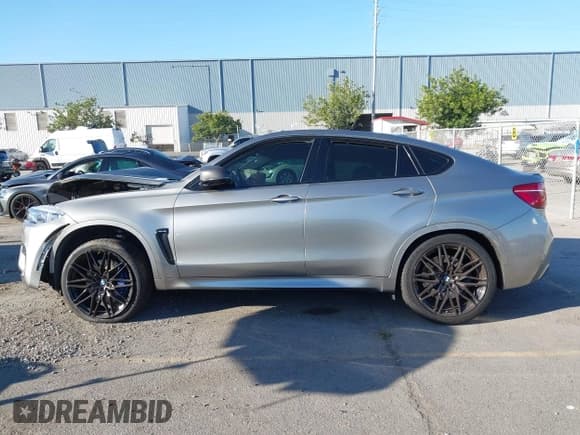 ✅ 2016 BMW X6 M • VIN: 5YMKW8C55G0R43497 • Lot: 43383441. Wystawiony na IAAI z przebiegiem 75 422 mil. Bezpłatny archiwum sprzedaży aukcyjnych z USA i szczegółowy raport historii pojazdu na DreamBid. Zdjęcie 14.