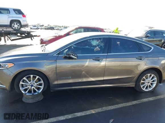 ✅ 2017 Ford Fusion Hybrid SE • VIN: 3FA6P0LU8HR260068 • Lot: 43685195. Listed on IAAI with 211,056 mi. Free auction sales archive from the USA and detailed vehicle history report at DreamBid. Image 14.