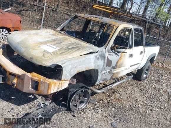 ✅ 2005 GMC Sierra 2500HD SLE • VIN: 1GTHK23235F959886 • Lot: 42092064. Listed on IAAI with 214,932 mi. Free auction sales archive from the USA and detailed vehicle history report at DreamBid. Image 2.