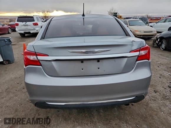 ✅ 2013 Chrysler 200 LX • VIN: 1C3CCBABXDN705708 • Lot: 95627615. Wystawiony na Copart z przebiegiem 167 774 mil. Bezpłatny archiwum sprzedaży aukcyjnych z USA i szczegółowy raport historii pojazdu na DreamBid. Zdjęcie 6.