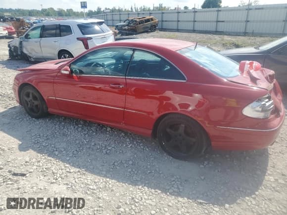 ✅ 2005 Mercedes-Benz CLK 500 • VIN: WDBTJ75J85F138215 • Lot: 81342405. Wystawiony na Copart z przebiegiem Nie podano. Bezpłatny archiwum sprzedaży aukcyjnych z USA i szczegółowy raport historii pojazdu na DreamBid. Zdjęcie 3.