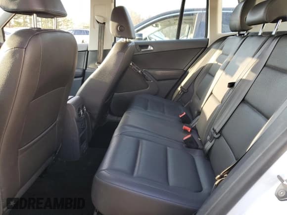 ✅ 2016 Volkswagen Tiguan SEL • VIN: WVGBV7AX0GW547500 • Lot: 84235004. Wystawiony na Copart z przebiegiem 76 679 mil. Bezpłatny archiwum sprzedaży aukcyjnych z USA i szczegółowy raport historii pojazdu na DreamBid. Zdjęcie 11.