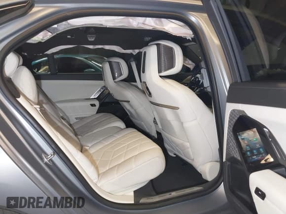 ✅ 2023 BMW 7 Series 760i xDrive • VIN: WBA33EJ09PCM90606 • Lot: 41498342. Listed on IAAI with 36,838 mi. Free auction sales archive from the USA and detailed vehicle history report at DreamBid. Image 8.