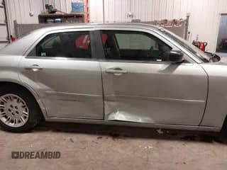 ✅ 2006 Chrysler 300 • VIN: 2C3KA43R76H271928 • Lot: 43580872. Wystawiony na IAAI z przebiegiem 164 175 mil. Bezpłatny archiwum sprzedaży aukcyjnych z USA i szczegółowy raport historii pojazdu na DreamBid. Zdjęcie 6.