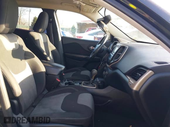 ✅ 2014 Jeep Cherokee Latitude • VIN: 1C4PJMCS2EW124467 • Lot: 41944747. Wystawiony na IAAI z przebiegiem 132 890 mil. Bezpłatny archiwum sprzedaży aukcyjnych z USA i szczegółowy raport historii pojazdu na DreamBid. Zdjęcie 5.