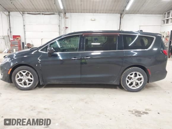 ✅ 2017 Chrysler Pacifica Touring L • VIN: 2C4RC1BG4HR833588 • Лот: 42984443. Опубликован ранее на IAAI с пробегом 195 758 миль. Бесплатный доступ к архиву аукционных продаж из США и подробный отчёт об истории автомобиля на DreamBid. Изображение 14.