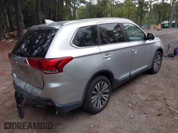 ✅ 2020 Mitsubishi Outlander SE • VIN: JA4AD3A34LZ018689 • Lot: 43408607. Listed on IAAI with 114,764 mi. Free auction sales archive from the USA and detailed vehicle history report at DreamBid. Image 4.