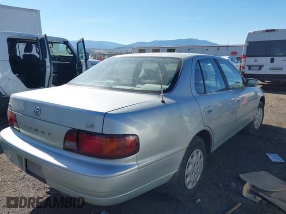 ✅ 1995 Toyota Camry LE • VIN: JT2SK12E2S0301107 • Lot: 42797146. Wystawiony na IAAI z przebiegiem 229 418 mil. Bezpłatny archiwum sprzedaży aukcyjnych z USA i szczegółowy raport historii pojazdu na DreamBid. Zdjęcie 4.