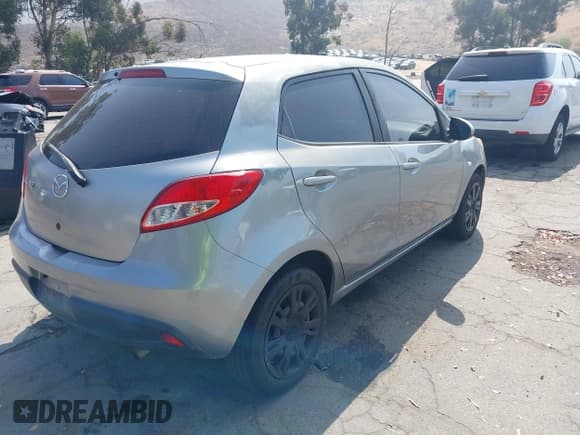 ✅ 2011 Mazda 2 Sport • VIN: JM1DE1HY9B0123415 • Lot: 42462916. Listed on IAAI with 198,378 mi. Free auction sales archive from the USA and detailed vehicle history report at DreamBid. Image 4.