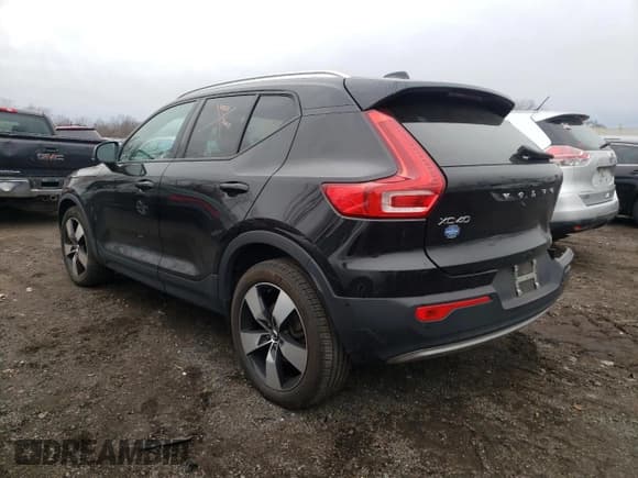 ✅ 2019 Volvo XC40 Momentum • VIN: YV4162UK8K2122135 • Lot: 36300303. Listed on Copart with 22,838 mi. Free auction sales archive from the USA and detailed vehicle history report at DreamBid. Image 2.