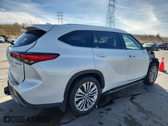 ✅ 2023 Toyota Highlander Hybrid Platinum • VIN: 5TDEBRCH4PS122373 • Lot: 91297405. Wystawiony na Copart z przebiegiem 32 673 mil. Bezpłatny archiwum sprzedaży aukcyjnych z USA i szczegółowy raport historii pojazdu na DreamBid. Zdjęcie 3.