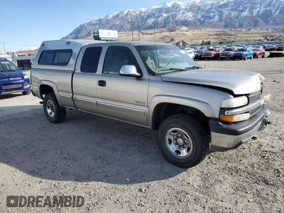 2000 Chevrolet Silverado 2500 LT z VIN 1GCGK29U8YE391391, wystawiony jako Copart lot #48736325 z przebiegiem 205 459 mil mil oraz Szkoda całkowita • Salvage title. Historia ofert i sprzedaży dostępna na DreamBid. Obrazek 4.