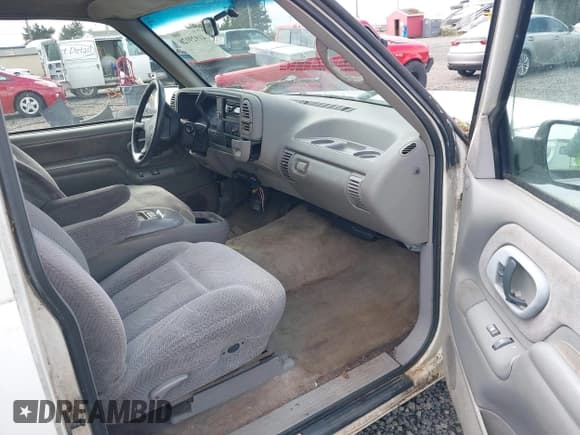 ✅ 1995 GMC Sierra 1500 • VIN: 2GTEC19K7S1593550 • Lot: 41929126. Wystawiony na IAAI z przebiegiem 255 453 mil. Bezpłatny archiwum sprzedaży aukcyjnych z USA i szczegółowy raport historii pojazdu na DreamBid. Zdjęcie 5.