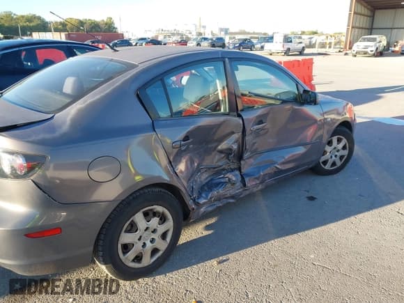 ✅ 2008 Mazda 3 i Touring • VIN: JM1BK12FX81156613 • Lot: 43501579. Wystawiony na IAAI z przebiegiem 83 301 mil. Bezpłatny archiwum sprzedaży aukcyjnych z USA i szczegółowy raport historii pojazdu na DreamBid. Zdjęcie 6.