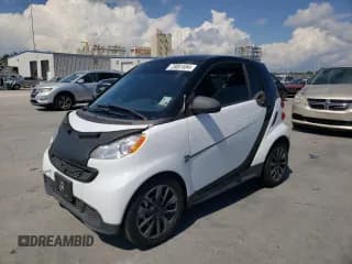 ✅ 2015 Smart fortwo Passion • VIN: WMEEJ3BAXFK820031 • Lot: 73051554. Wystawiony na Copart z przebiegiem Nie podano. Bezpłatny archiwum sprzedaży aukcyjnych z USA i szczegółowy raport historii pojazdu na DreamBid. Zdjęcie 1.