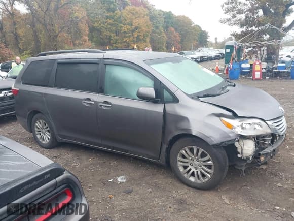 ✅ 2016 Toyota Sienna XLE • VIN: 5TDYK3DC1GS693591 • Lot: 43594366. Wystawiony na IAAI z przebiegiem 170 818 mil. Bezpłatny archiwum sprzedaży aukcyjnych z USA i szczegółowy raport historii pojazdu na DreamBid. Zdjęcie 13.