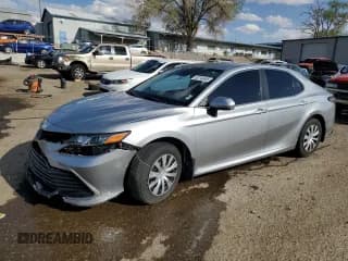 ✅ 2022 Toyota Camry Hybrid LE • VIN: 4T1C31AK9NU596263 • Lot: 52746455. Wystawiony na Copart z przebiegiem 52 529 mil. Bezpłatny archiwum sprzedaży aukcyjnych z USA i szczegółowy raport historii pojazdu na DreamBid. Zdjęcie 1.