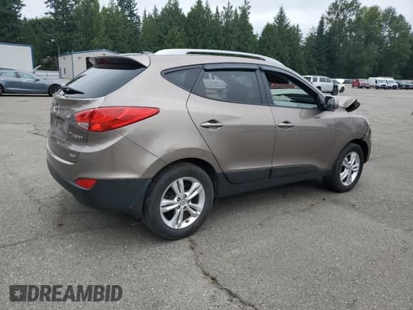 2011 Hyundai Tucson GLS z VIN KM8JUCAC4BU121706, wystawiony jako Copart lot #65652285 z przebiegiem Nie podano mil oraz Szkoda całkowita • Salvage title. Historia ofert i sprzedaży dostępna na DreamBid. Obrazek 3.