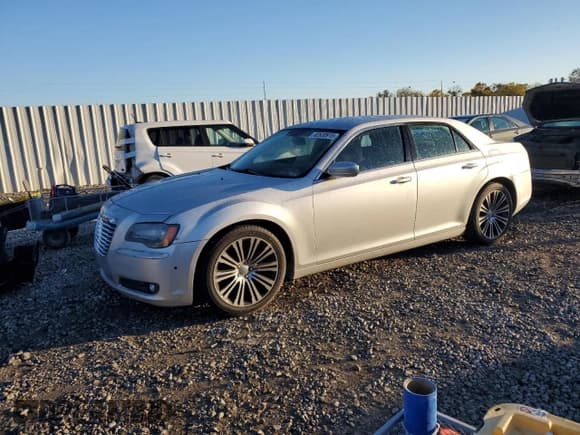 ✅ 2012 Chrysler 300 S • VIN: 2C3CCABG6CH233731 • Лот: 82630915. Опубликован ранее на Copart с пробегом 149 901 миль. Бесплатный доступ к архиву аукционных продаж из США и подробный отчёт об истории автомобиля на DreamBid. Изображение 1.