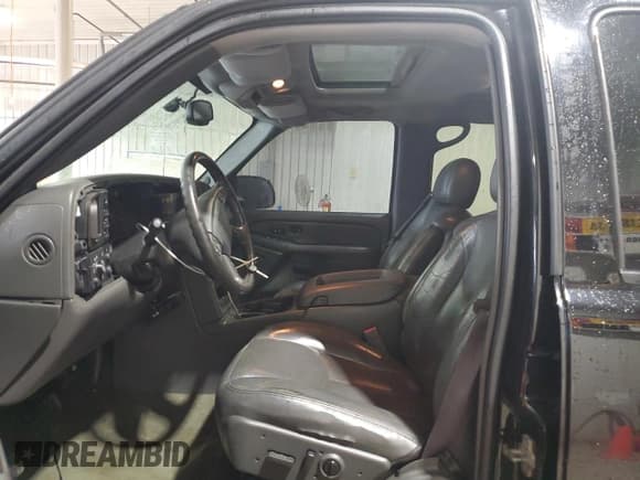 ✅ 2006 Chevrolet Silverado 2500HD LT2 • VIN: 1GCHK23U16F175953 • Lot: 83951755. Wystawiony na Copart z przebiegiem 180 509 mil. Bezpłatny archiwum sprzedaży aukcyjnych z USA i szczegółowy raport historii pojazdu na DreamBid. Zdjęcie 7.